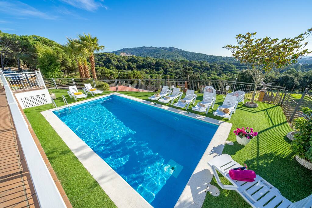 VILLA PALM BEACH LUX, LARGE SWIMMING POOL AND VIEWS, ACOMMODATES 14 PEOPLE