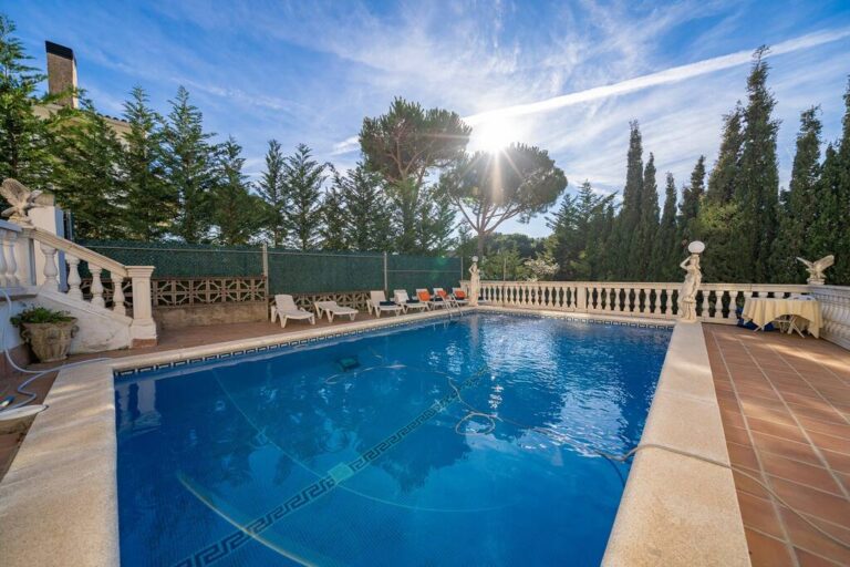 GALA LUX, VILLA WITH POOL IN URBANISATION NEAR THE CENTER OF LLORET DE MAR